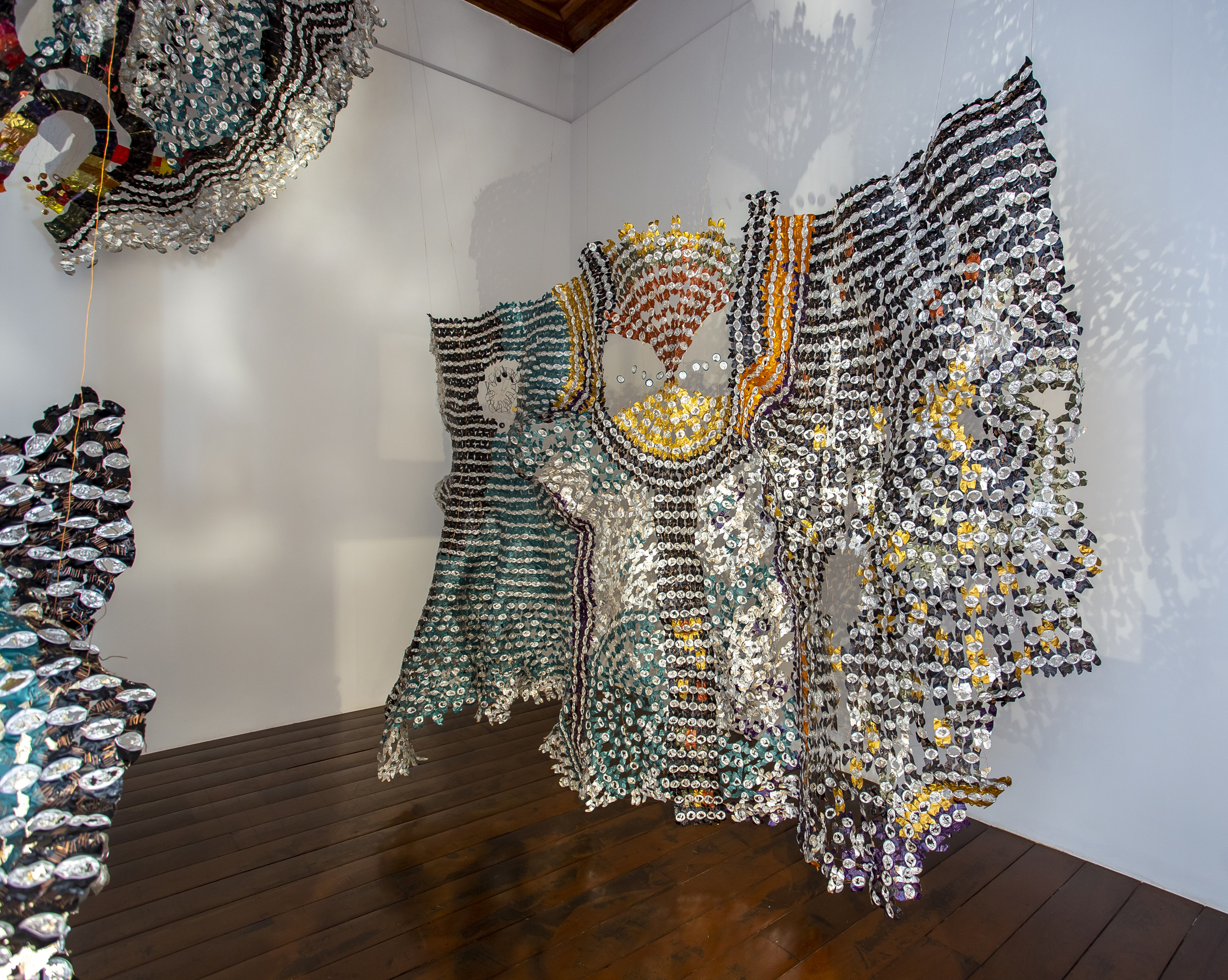 Recycled materials (plastic, aluminum coffee capsules and wine bottle seals), copper staples, copper wire