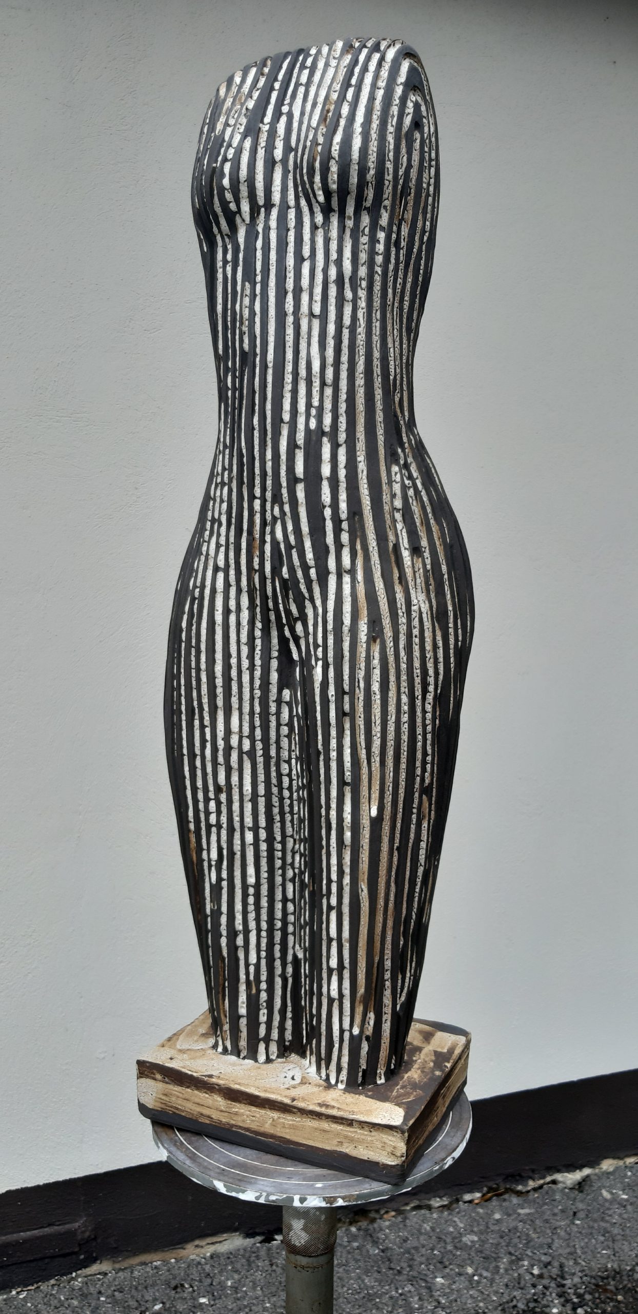 Les âges du temps shows us how the passage of time erodes and thus creates in this wear and tear a new beauty.