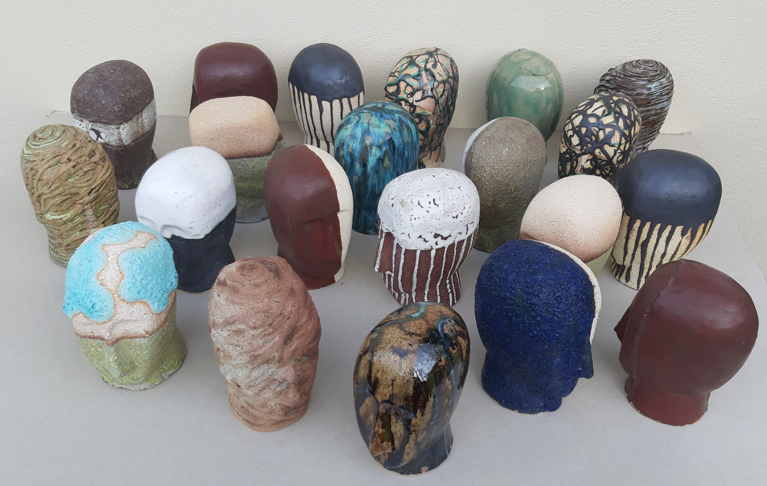 Mutability, speaks of the constant changes in our mood throughout the day. The heads are always the same but the variations in the textures, decorations and colours seek to express this idea.  It is an installation made up of 365 heads, still in progress.