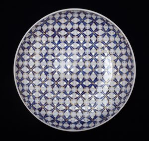 This work features under-glaze blue and white (Jingdezhen quinhua), 24k German gold and silver. The original arrowhead icon signifies bravery. Gas reduction fired and low firings electric kiln for 24k gold and silver.