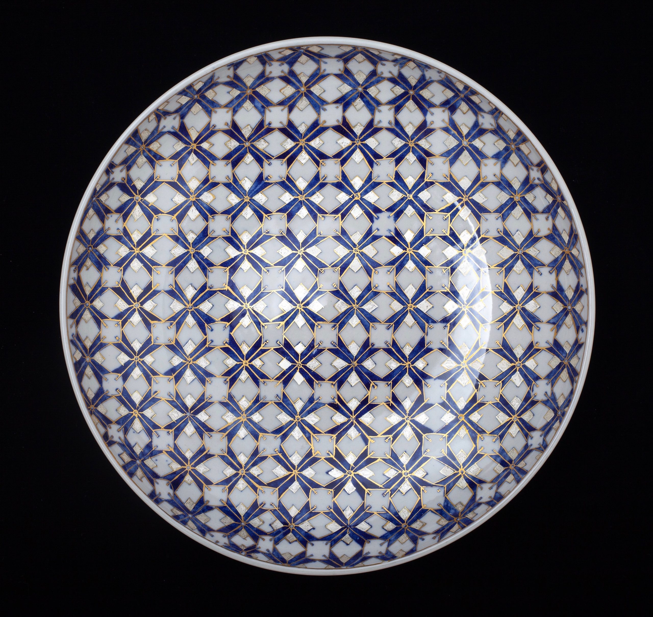 This work features under-glaze blue and white (Jingdezhen quinhua), 24k German gold and silver. The original arrowhead icon signifies bravery. Gas reduction fired and low firings electric kiln for 24k gold and silver.
