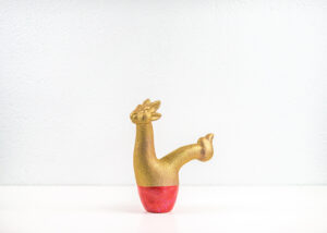 Glitter spray paint was used on the surface treatment of the top section of this sculpture.