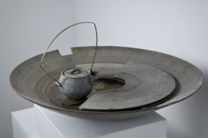 I use opened vessel form as a base that shows ambiguity between the interior and exterior, enabling me to talk about the space itself.
Vessels are meant to contain, and it constantly affects the quality of its content which mirrors our relationship with surroundings.