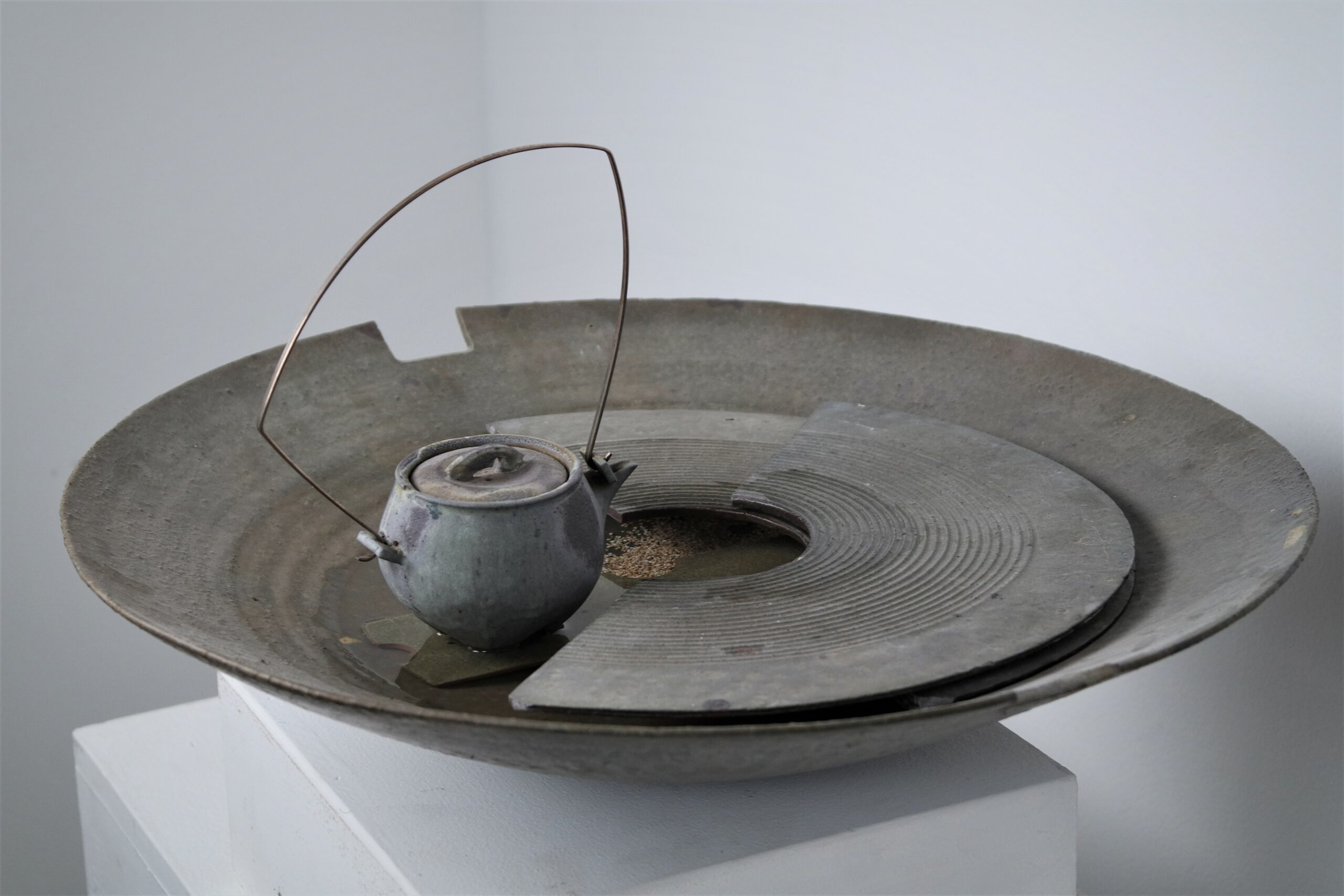 I use opened vessel form as a base that shows ambiguity between the interior and exterior, enabling me to talk about the space itself.
Vessels are meant to contain, and it constantly affects the quality of its content which mirrors our relationship with surroundings.