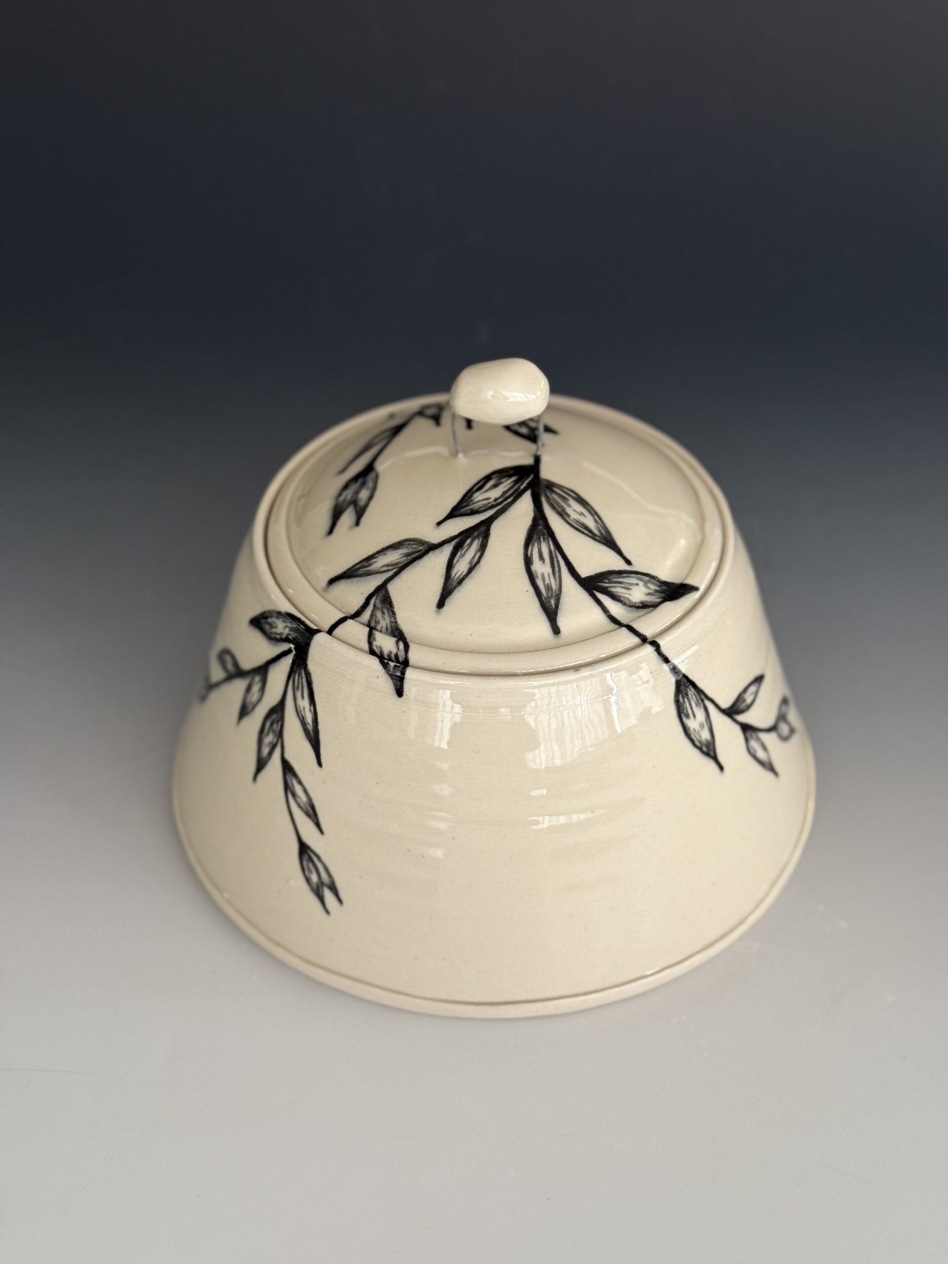 Underglaze trailing, porcelaneous stoneware