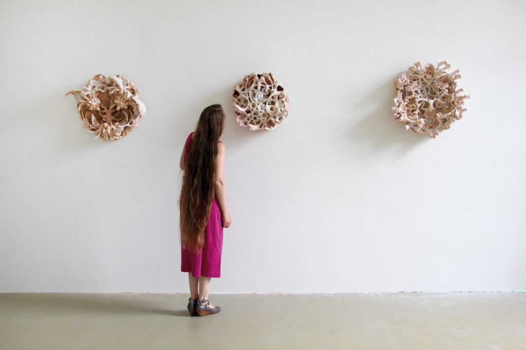 2015, glasierte Keramik, Hängung: 310 cm x 75 cm x 35 cm - glazed ceramic, hanging: 122‘‘ x 29,5‘‘ x 13,8‘‘