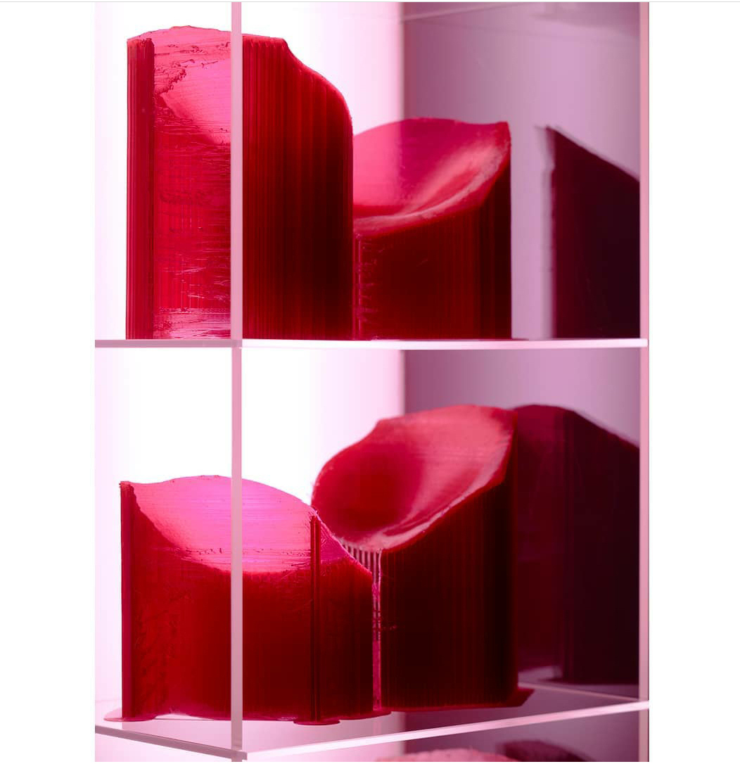 Off Love aims to offer a reflection on the standardized and repetitive model proposed by dating applications where emotions are exposed to public manipulation, limiting and fragmenting our capacity for emotional closeness.